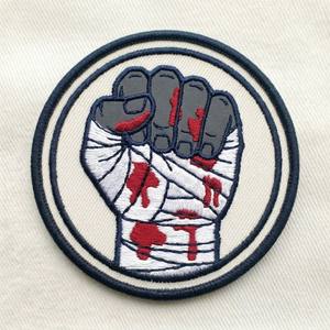 Patch brodé personnalisé poing ensanglé bandagé, badge de combattant thermocollant, broderie machine pour boxe et MMA, vente en gros, commande en gros - Product Image 1