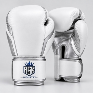 Guantes de boxeo modernos diseñados para atletas que buscan comodidad, protección y control, con una construcción duradera para uso regular. - Product Image 1