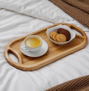 Bandeja de roble para servir con asas, tabla ovalada grande para charcutería, bandeja de madera para aperitivos y desayuno, bandeja de madera multiusos - Product Image 1