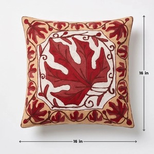 Housse de coussin brodée au point Crewel du Cachemire — Beige sable avec motif médaillon feuille de Chinar rouge cramoisi - Product Image 5