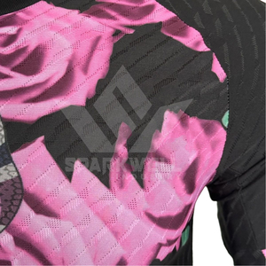 เสื้อฟุตบอลผู้ชายสีดำพิมพ์ลายกุหลาบสีชมพู แขนสั้น คอวี ทรงปกติ โพลีเอสเตอร์ 100% ไซส์ใหญ่ สำหรับทุกฤดูกาล - Product Image 6
