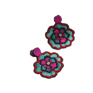 Fusion florale: Boucles d'oreilles brodées avec une torsion Couleurs culturelles: Boucles d'oreilles brodées vibrantes Fils fantaisistes: colorés - Product Image 4