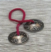 Cymbales Tingsha en Bronze Artisanales Ali avec Gravure Intricata, Diamètre 6,5 cm, Poids 0,2 kg - Cymbales de Gong Professionnelles pour Performance