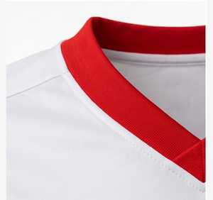 Camiseta de Fútbol Sublimada con Degradado Blanco y Rojo |   Cuello en V |   Escudo Nacional Personalizado |   Suministro OEM al por Mayor - Product Image 4