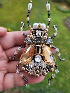Hermoso Broche Bordado a Mano con Cuentas, Pin de Moda para Mujeres Modernas, para Bodas, Edad 16-20 - Product Image 1
