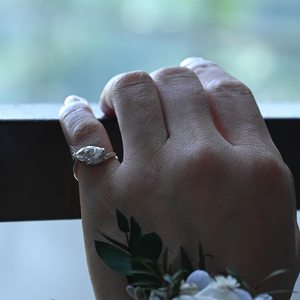 Bague Bypass en Argent 925 Plaqué Rhodium avec Moissanite Taille Marquise 2 carats à Queue Divisée, Cadeau de Mariage Raffiné pour Femme - Product Image 5