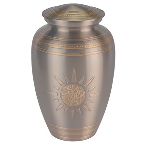 Urna Funeraria con Sol Grabado en Relieve. Un sol dorado adorna la urna funeraria con sol grabado en relieve. - Product Image 1