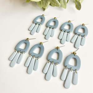 Boucles d'oreilles en résine faites à la main de luxe, matériau de qualité supérieure, accessoires de mode élégants pour les fêtes, cristaux durables et légers - Product Image 5