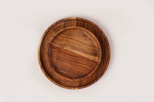 Plateau de service rond en bois poli fait main Curio Craft, plat minimaliste en bois massif écologique pour la décoration de table - Product Image 3