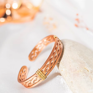 Bracelet en cuivre martelé fait main réglable - Bijoux ayurvédiques de luxe pour hommes et femmes, personnalisé pour Noël, la fête des mères - Product Image 5