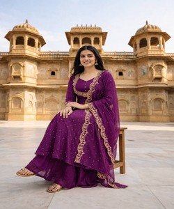 ชุดเลเฮนกาปักลายดิ้นไหมวิชิตร้าสุดหรู พร้อมผ้าคลุมไหล่ สำหรับงานเทศกาล ราคาขายส่ง เสื้อผ้าชาติพันธุ์ สีม่วง - Product Image 5