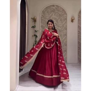 Vestido de seda chino bordado con lentejuelas y dupatta rojo, de última tendencia - Product Image 1