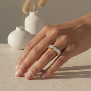 แหวนเพชรทรงบริลเลียนท์หลากเหลี่ยม 3.60 กะรัต ผลิตในห้องปฏิบัติการ สี E ประดับเพชรแบบคลัสเตอร์ ตัวเรือนทอง 9K รับรองโดย IGI เครื่องประดับหรูหรา - Product Image 6