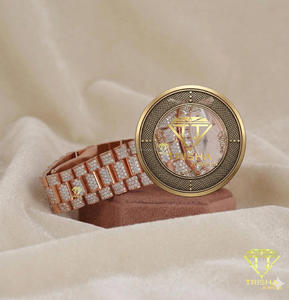 นาฬิกาข้อมือผู้ชายหรูหราประดับเพชรเต็มเรือน ตัวเรือนโรสโกลด์ สายแบบ Iced Out ขอบหน้าปัดทองคำ ดีไซน์แฟชั่น จาก Trisha Jewels - Product Image 4