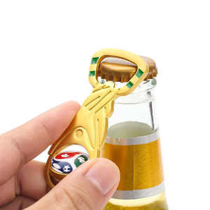 Nouveauté 2026 : Porte-clés décapsuleur multifonction en métal de luxe avec logo personnalisé, cadeau souvenir pour les fans de football - Product Image 4