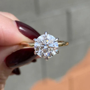 Anillo de Compromiso Solitario con Diamante Cultivado en Laboratorio, Corte Brillante Redondo, Clásico, con 6 Puntas, en Oro Amarillo, para Mujer - Product Image 1