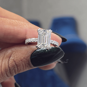 Bague de fiançailles élégante en or blanc avec diamant de laboratoire taille émeraude 3 carats et demi-bague éternité à double griffe - Product Image 4