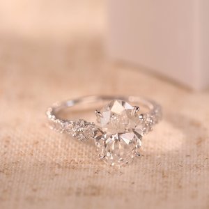 Superbe bague à trois pierres en diamant de laboratoire ovale de 3,5 carats, en or blanc pavé, personnalisée, certifiée, bijoux fins - Product Image 4