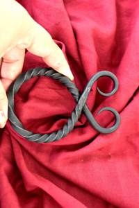 Croix de troll médiévale forgée à la main, pendentif viking en fer artisanal, amulette de protection nordique traditionnelle, artisanat rustique du forgeron - Product Image 6