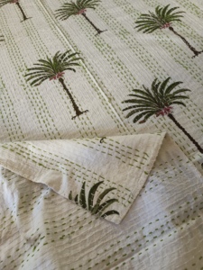 Couvre-lit moderne bohème en coton imprimé floral et oiseaux, patchwork, blanc et bleu, pour la maison et l'hôtel, fait main indien Kantha - Product Image 4