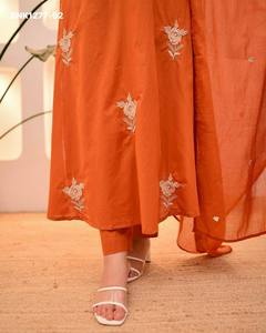Kurti-Pant y Mul Dupatta de Algodón 60*60 con Bordado Naranja, Diseño Moderno para Uso Casual, Proveedor de la India - Product Image 3