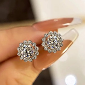 Boucles d'oreilles clous flocon de neige en moissanite 925 en argent sterling plaqué or blanc, 1,0 carat, couleur D, clarté VVS, tendance pour femme - Product Image 1