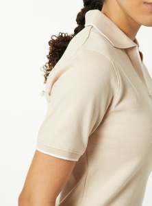 เสื้อยืดผู้หญิงทรงเข้ารูป OEM สีกากี คอผูกโบว์ ผ้าฝ้าย 100% คอกลม แขนสั้น สไตล์ลำลองสำหรับฤดูร้อน หลายขนาด - Product Image 3