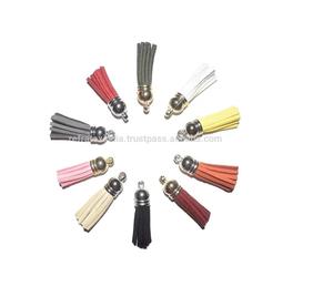 Porte-clés en cuir suédé à pompon, pendentif de sac et accessoire élégant, vente en gros à prix d'exportation - Product Image 1