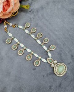 Parure de bijoux de créateur pour femme : Collier exquis en perles et pierres taillées en trillion, avec boucles d'oreilles et mangtika – Vente en gros - Product Image 2