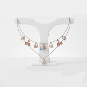 Magnifique collier superposé en or rose 18 carats orné de breloques pavées, de perles et d'une pendentif turquoise éclatant. Élégant et raffiné - Product Image 1
