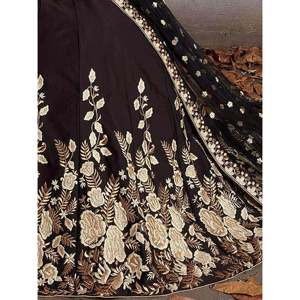 Lehenga Choli de Novia de Seda Negra Bordada de Talla Grande con Encaje y Pedrería - Product Image 2