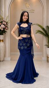 Ensemble prêt-à-porter de designer pour soirée, comprenant un lehenga en georgette avec broderie de sequins et travail de fils, une blouse et un dupatta intégré. - Product Image 3