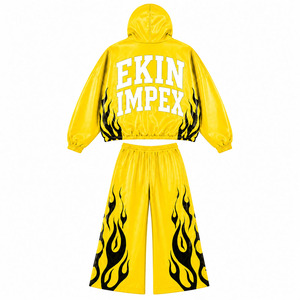 Ensemble deux pièces streetwear pour homme : survêtement en cuir PU jaune avec logo personnalisé, sweat à capuche imprimé flamme noire et pantalon large ample - Product Image 4