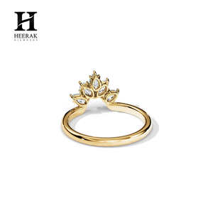 Bague en or 14 carats avec grappe de diamants marquise - Bague empilable élégante style couronne pour femme - Product Image 3