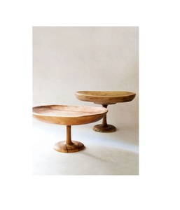 Support à gâteau en bois de qualité supérieure, conçu pour une utilisation durable en pâtisserie. - Product Image 1