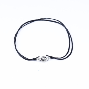 Tobillera Ajustable con Cordón Negro y Dije de Rosa Plateada para Mujer, Joyería Delicada para el Pie, Estilo Rajasthaní, para Uso Diario - Product Image 1