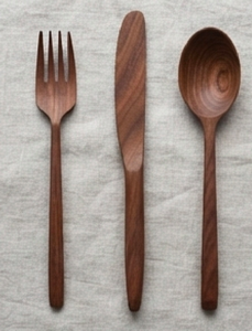 Ensemble de couverts en bois moderne, fourchette, cuillère, couteau, design minimaliste, finition mate, réutilisable, pour le camping et l'hôtellerie - Product Image 1
