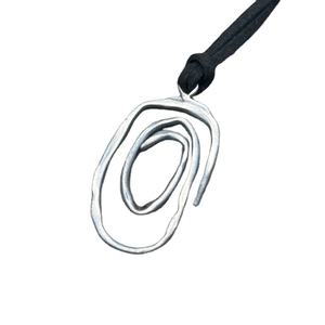 Collares ovalados geométricos huecos para mujer Collar con colgante ovalado de color plateado de acero inoxidable - Product Image 1