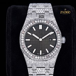 Reloj de Lujo con Movimiento de Cuarzo y Moissanita, Esfera Negra Texturizada, Brazalete de Acero Inoxidable en Tono Plateado, para Hombre, con Caja - Product Image 2