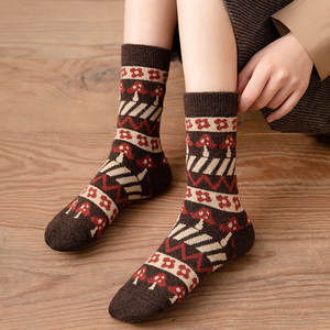Chaussettes d'hiver épaisses en laine jacquard marron vintage respirantes et tricotées pour femmes, vente en gros - Product Image 4