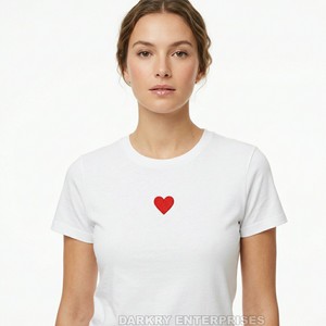 Camiseta de Mujer con Logotipo de Corazón Bordado Personalizado, Camiseta Blanca de Algodón Minimalista al por Mayor, Fabricante OEM, Tops Bordados para Damas - Product Image 1