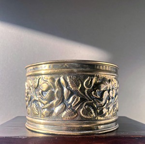 Maceta Premium Dorada Grabada para Interiores y Exteriores, Perfecta para Decoración del Hogar, Eventos y Exhibición en Jardines, Venta al por Mayor desde India - Product Image 3