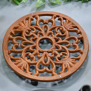 Dessous de plat sculpté en métal compact pour petites cuisines offrant une fonctionnalité pratique et une apparence élégante pour les maisons modernes - Product Image 2