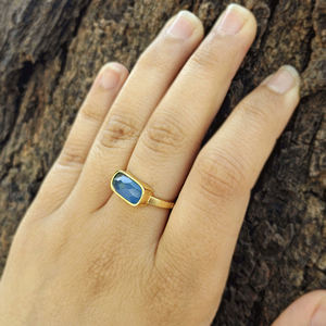 Anillo ligero de jade azul con corte rectangular acolchado, ajustable, chapado en oro de 18k, joyería de latón al por mayor, anillo apilable para uso diario. - Product Image 4