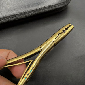 Pince courbée multifonctionnelle en acier chirurgical durable de haute qualité, plaquée or, pour extensions de cheveux, étui en cuir ZETOMED PRO - Product Image 2