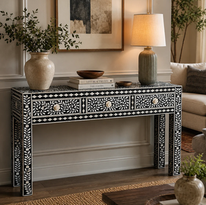 Mesa consola artesanal con incrustaciones de hueso, con un patrón geométrico mosaico gris y dos cajones, disponible a precios de mayorista. - Product Image 6