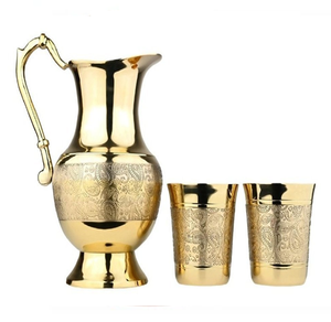 Ensemble élégant de pichet en laiton royal avec deux verres assortis, orné d'un magnifique motif paisley, à prix de gros. - Product Image 1