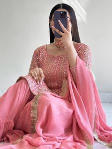 ชุดสูทสำเร็จรูป Fox Georgette พร้อมกางเกงปาลาซโซ่ทรงบานกว้าง 1.8 เมตร และเสื้อปักลายประดับเลื่อม สำหรับโชว์รูมเสื้อผ้าชาติพันธุ์ - Product Image 3