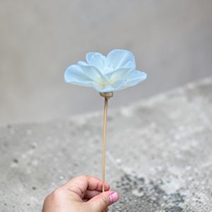 ดอกไม้ประดิษฐ์ทำมือจากไม้โซล่า กลิ่นดอกพุด ขนาด 8.5 ซม. ทำจากเส้นใยพืชเซสบานียา จากประเทศไทย - Product Image 5