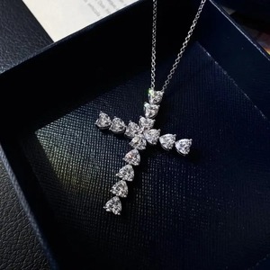 Collar con Colgante de Cruz de Moissanita con Corte Corazón 925 en Plata de Ley, Chapado en Oro Blanco de 18K, Cadena de 3 Puntas para Mujer - Product Image 1